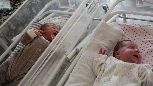 El extraño caso de la mujer que tuvo un hijo dos meses después de tener el primero