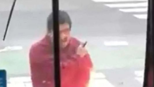 Video: antes de morir por la patada del policía, el hombre paró un micro con un cuchillo