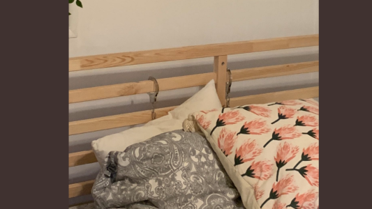 Una joven le mandó una foto de su cuarto a su madre: el detalle que le complicó la vida