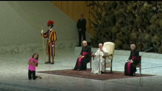 La reacción del Papa con una nena que interrumpió su misa