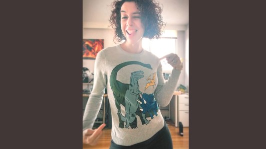 Tiene 41 años, usa ropa de niños y armó un lío tremendo en Twitter