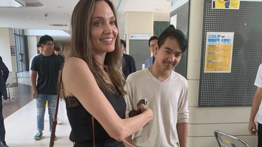 Emocionada hasta las lágrimas: Angelina Jolie se quebró al dejar a su hijo en la universidad