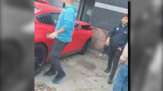 Dejó el Mustang en el mecánico y se lo chocaron contra una pared