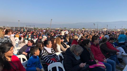 Una multitud espera en Lomas de Tafí por la ilusión de la casa propia