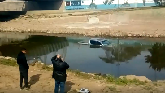 La camioneta que se quedó en medio del río