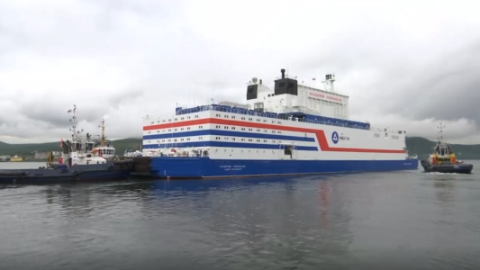 Zarpó la planta nuclear flotante hacia el Ártico