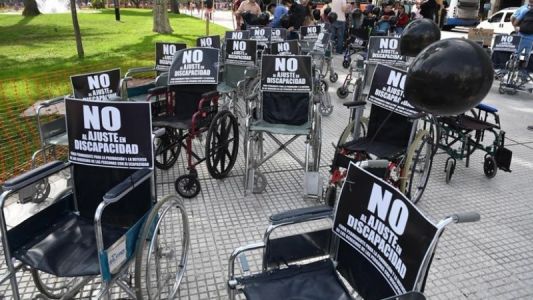 Con muletas y sillas de ruedas se movilizarán a Plaza de Mayo contra el ajuste en discapacidad