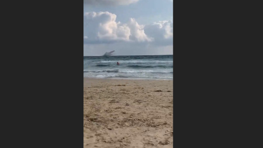 El momento en que un avión militar cae al agua