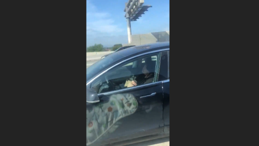 Graban a un conductor durmiendo mientras manejaba a toda velocidad