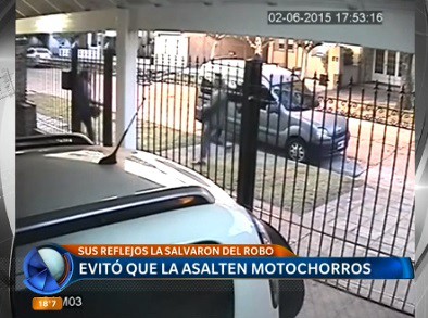 La increíble maniobra de una chica para evitar a dos motochorros