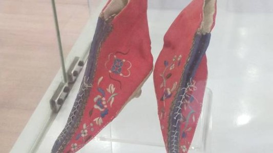 ¿Qué esconden estos zapatos exhibidos en un museo de México?
