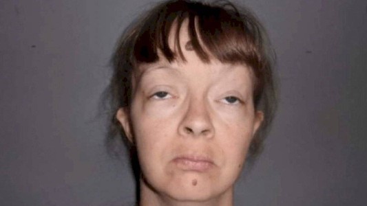 Horror: detuvieron a una mujer que le daba de comer a sus hijos excremento de perro