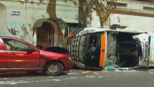 Una ambulancia chocó un auto en Caballito: tres heridos