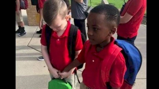 La tierna foto del nene que consuela y acompaña a un amigo con autismo