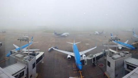 Hay demoras y cancelaciones por la niebla en Aeroparque