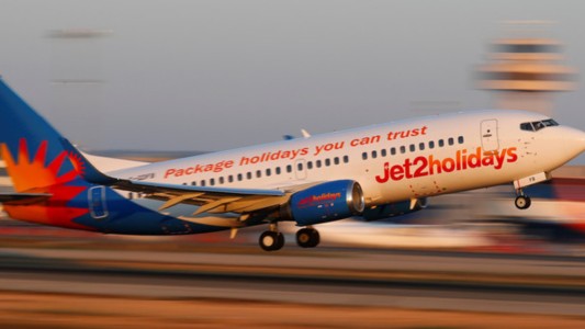 Se desmayó el piloto de un avión y un pasajero colaboró con el aterrizaje de emergencia de la aeronave