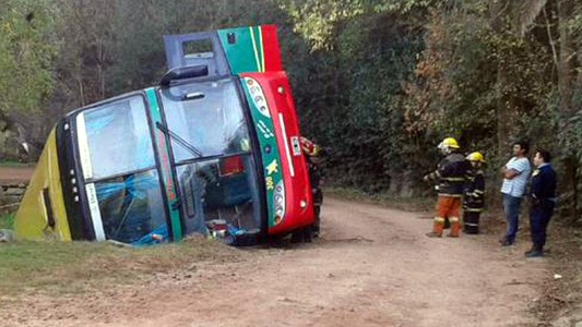 Volcó un colectivo que trasladaba estudiantes tucumanos en la localidad cordobesa de Embalse