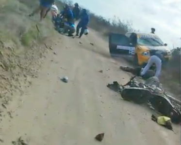 Iba en moto con su hijo a contramano en un tramo del rally y chocó de frente
