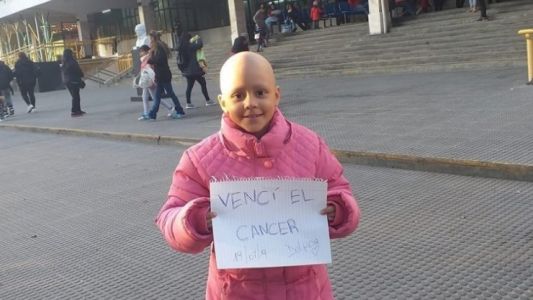 El sueño de Delfina, la nena que venció el cáncer tras 52 sesiones de quimioterapia: conocer a Carlitos Tevez