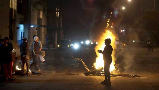 Murió un hincha que quedó en medio de un tiroteo entre barras tucumanos