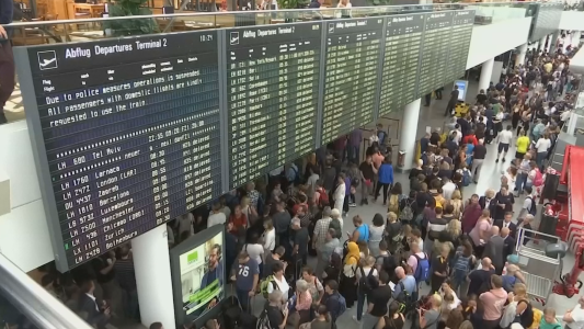 El pasajero del año: se equivocó de puerta y obligó a cancelar 200 vuelos