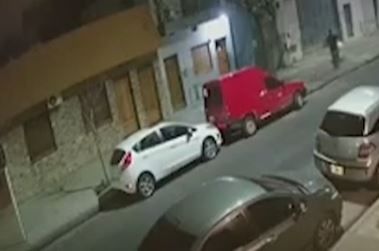 Vecinos de Mataderos en alerta por el robo de autopartes y combustible de autos estacionados