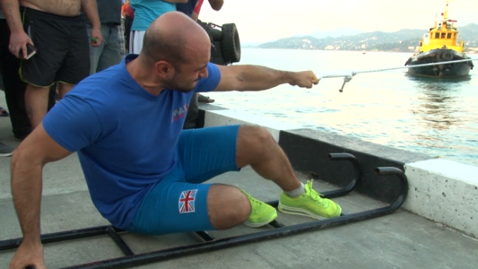 Un hombre mueve un barco de 200 toneladas con un dedo