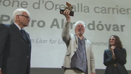 La emoción de Lucrecia Martel al premiar a Almodóvar