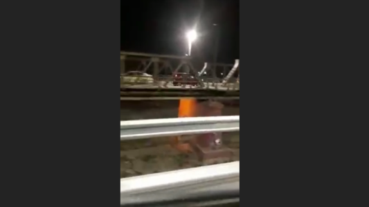 Una mujer manejaba su camioneta a contramano por un puente