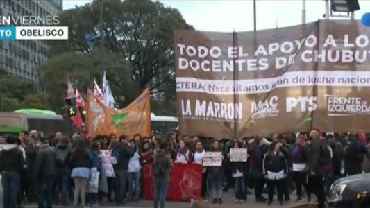 Docentes de Chubut realizan un corte en el Obelisco