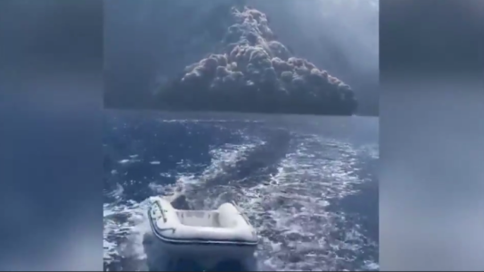 La huida de película de un barco tras la erupción del volcán Estrómboli