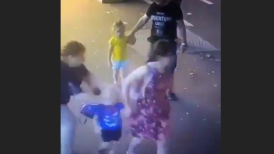 Una mujer ataca a un nene con un cuchillo en plena calle