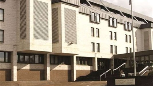 El argumento de un hombre acusado de violación: "Tropecé desnudo y caí encima de ella"