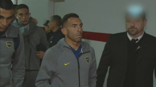 Con esta cara, Tevez confirmaba que no estaba entre los 11 titulares