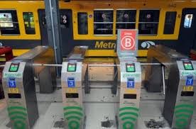 Metrodelegados liberan los molinetes de la línea B de subte