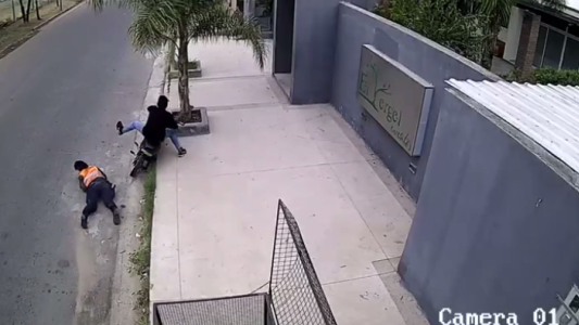 Para escapar de un control atropelló a una mujer policía con su moto