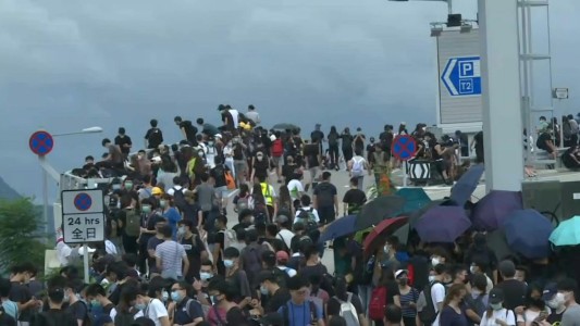 Manifestantes de Hong Kong bloquean el aeropuerto tras violentas protestas