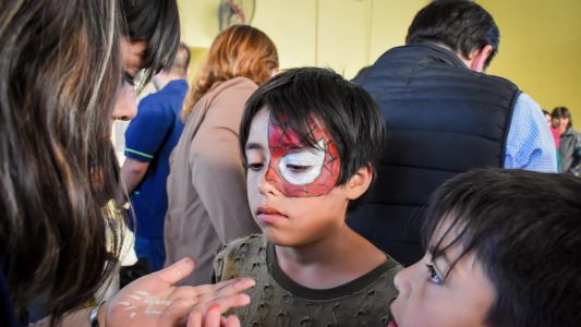 San Juan: alumnos secundarios regalaron chocolate y diversión a chicos de su comunidad