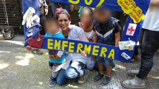 Había sido expulsada del país con su bebé y separada de sus dos hijos menores: Migraciones resolvió que puede volver