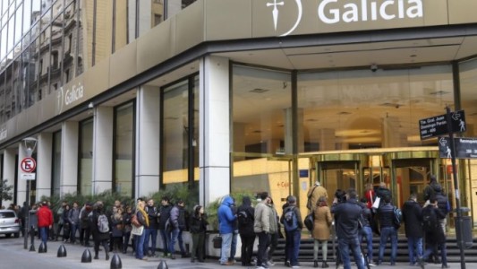 Largas filas para sacar ahorros en dólares de los bancos, que operaron hasta las 17