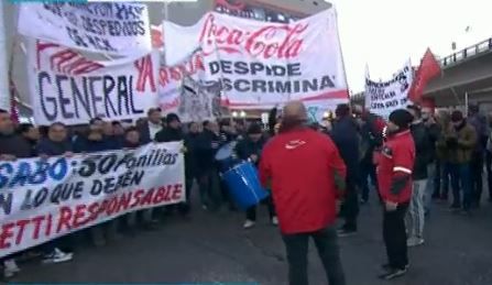 Ex trabajadores de una papelera intentan cortar el Puente Pueyrredón