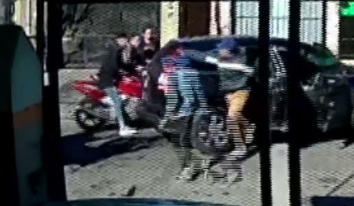 Video: así les robaron la moto a unos amigos que charlaban en la vereda