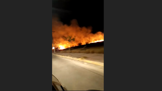 Voraz incendio de pastizales a metros de dos colegios