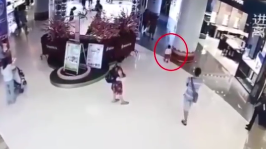 Buscan a sujeto que pateó brutalmente a una nena de un año en un shopping