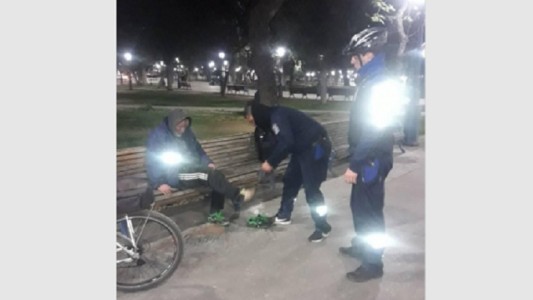 Bicipolicías le dan abrigo, medias y zapatillas a un anciano indigente