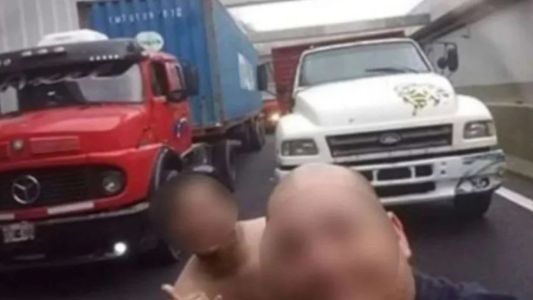 Dos camioneros interrumpieron el tránsito en el Paseo del Bajo para sacarse una "selfie"