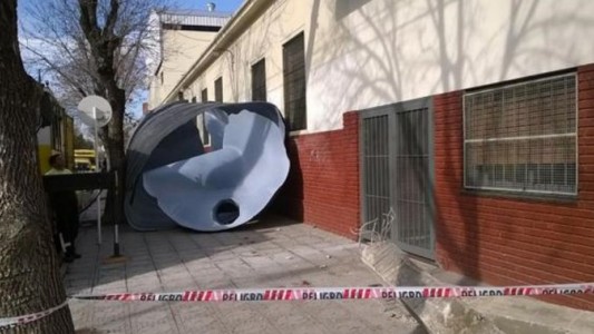 Cayeron dos tanques de agua de un colegio en Villa Lugano