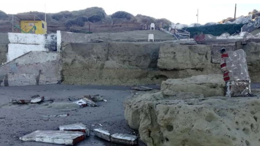 La fuerte marejada provocó graves derrumbes en Las Grutas
