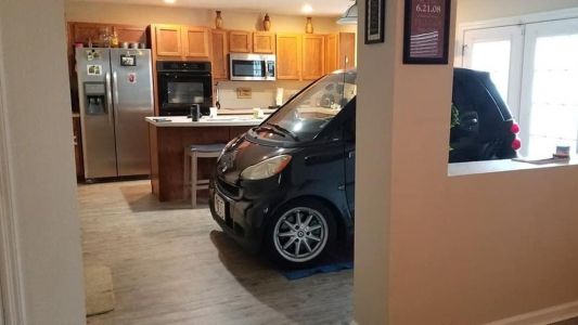 Estacionó el auto en el living de su casa por el huracán Dorian
