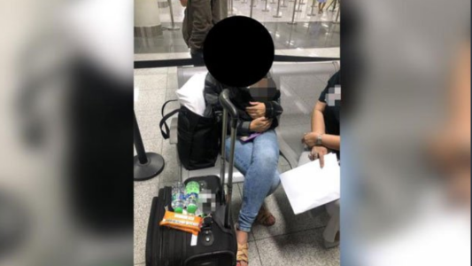 Así intentó tomar un avión con un bebé de 6 días escondido en su bolso de mano